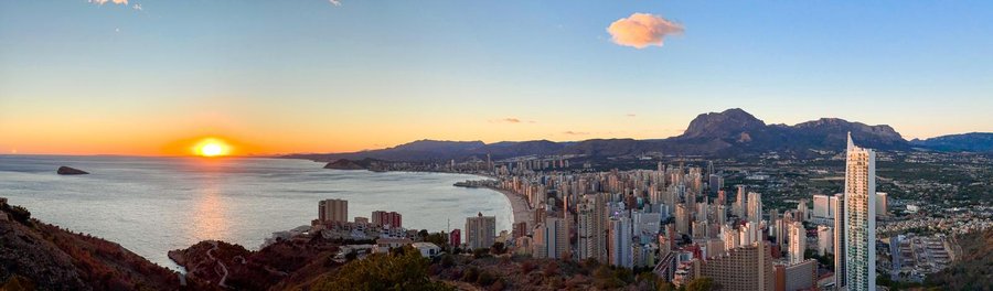 Panorámica de Benidorm al atardecer desde la Serra Gelada, con el skyline y el Mediterráneo de fondo