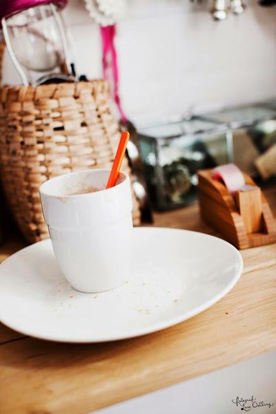 Taza en un escritorio que inspira