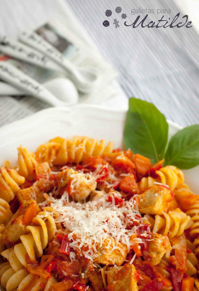 Pasta con pollo y verduras