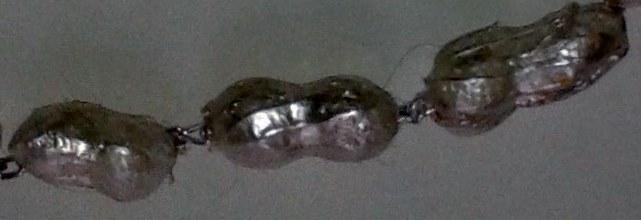 Collar con cáscaras de cacahuete. Perlas Asimétricas Barrocas Valencianas 