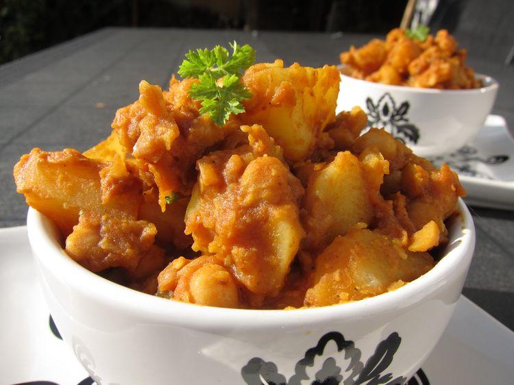 Se trata de un plato muy especiado con un sabor cítrico bastante característico. 