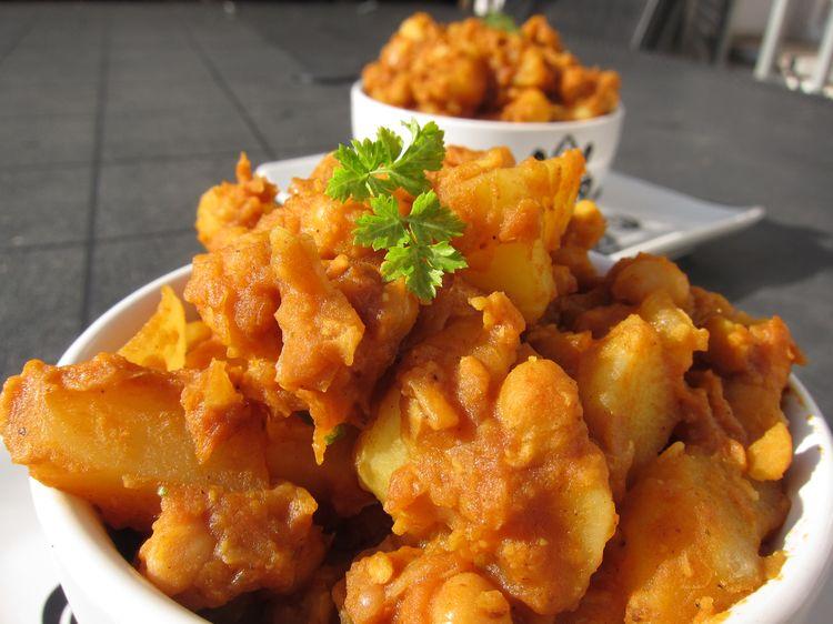 Se trata de un plato muy especiado con un sabor cítrico bastante característico. 