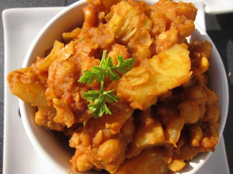 Se trata de un plato muy especiado con un sabor cítrico bastante característico. 