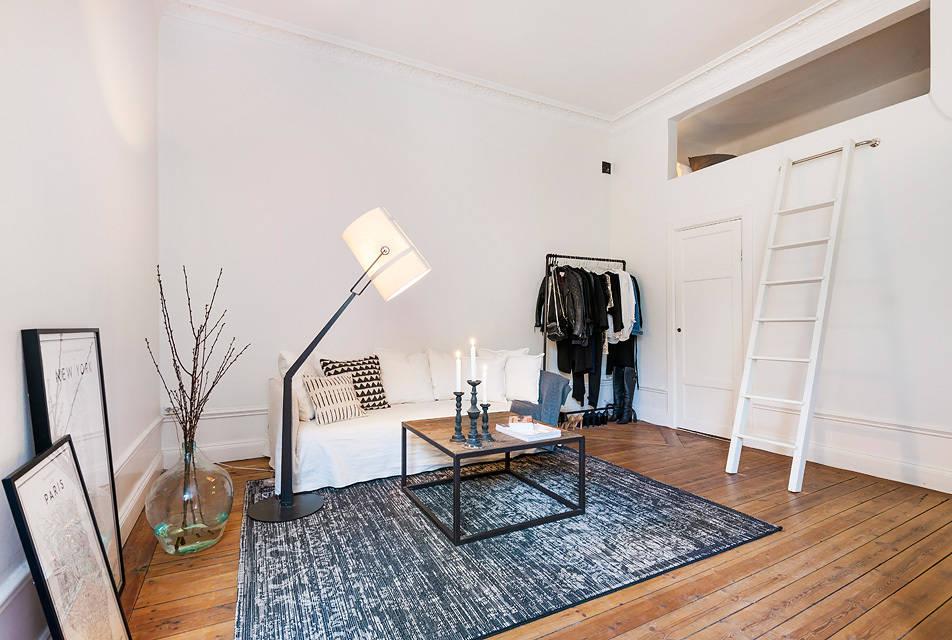 Un apartamento con la cama en un altillo.