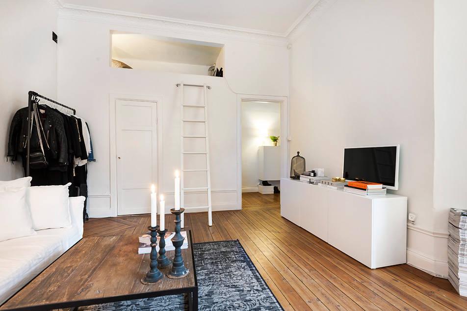 Un apartamento con la cama en un altillo.