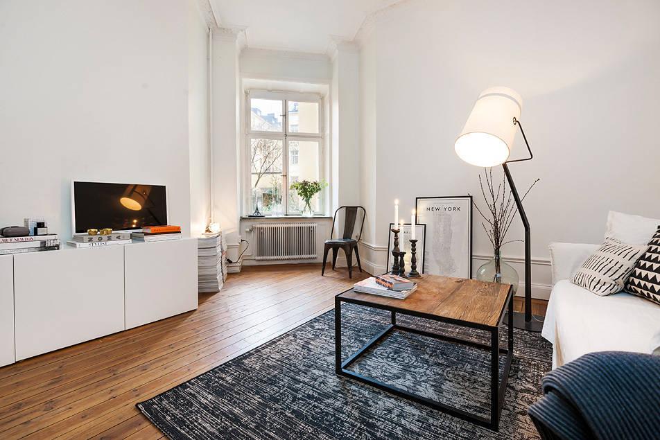 Un apartamento con la cama en un altillo.