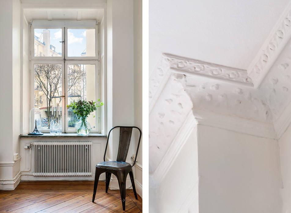 Un apartamento con la cama en un altillo.