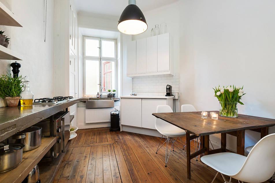 Un apartamento con la cama en un altillo.