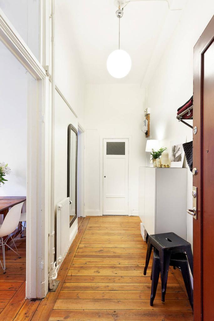 Un apartamento con la cama en un altillo.