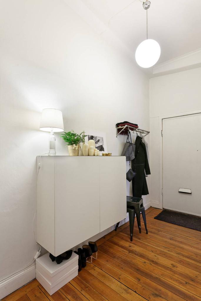 Un apartamento con la cama en un altillo.