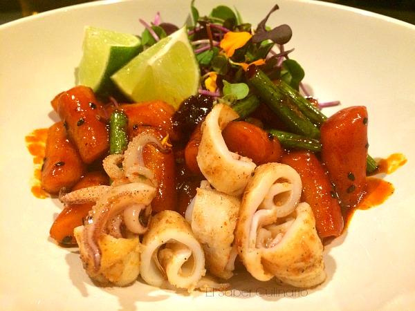 Dok boki: pasteles de arroz planchados con chili coreano, sésamo ahumado y tiras de chipirón