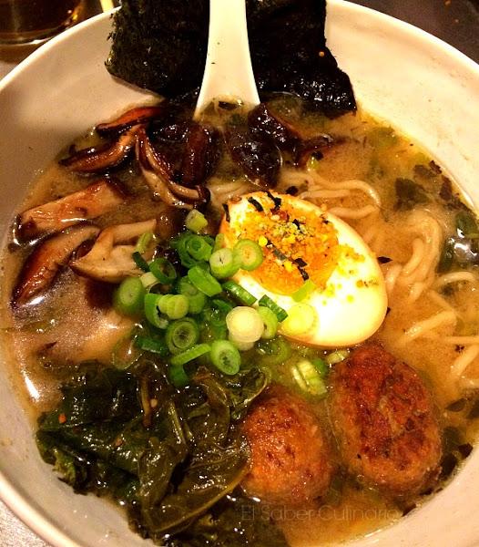 miso dashi ramen: sopa de fideos con albóndigas, huevo y cebolleta china