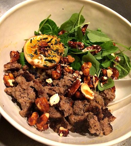 Hiyashi chuka: fideos secos con salchicha , aceite de guindilla sichuán con berros y anacardos garrapiñados