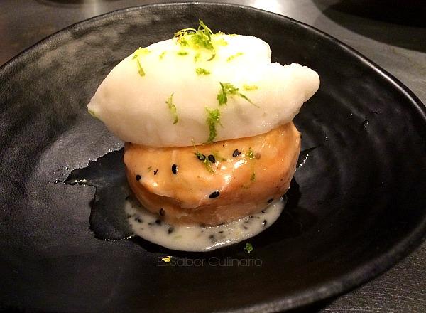 mochi doughnut: pastel de arroz glutinoso con glaseado de lima y sésamo negro y acompañado de un helado cítrico