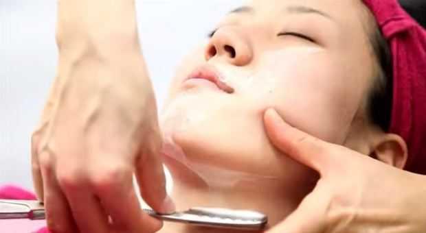 Mujeres se afeitan la cara en Japón
