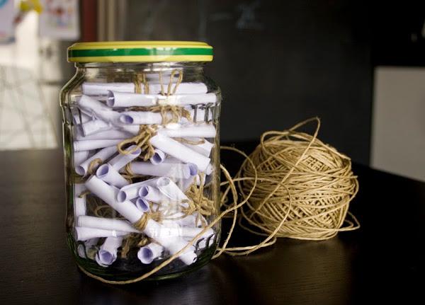 Regalo handmade para San Valentín hecho con bote de cristal y mensajes6