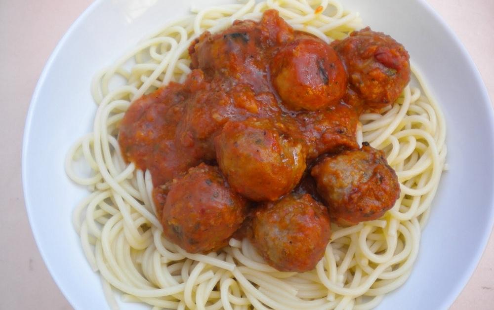 espaguetis albóndigas