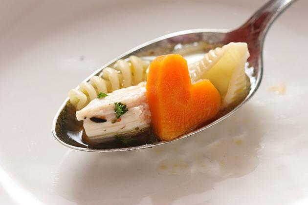 Sopa de pollo con trocitos de zanahoria en forma de corazón