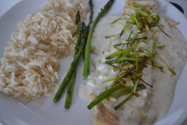 pescado con salsa de ajoporro