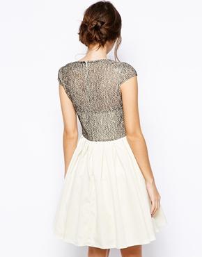 Vestido de graduación de encaje con escote en forma de corazón de Chi Chi London 68.57 ASOS_2