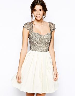 Vestido de graduación de encaje con escote en forma de corazón de Chi Chi London 68.57 ASOS