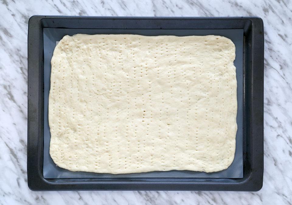 Coca de verduras y atún