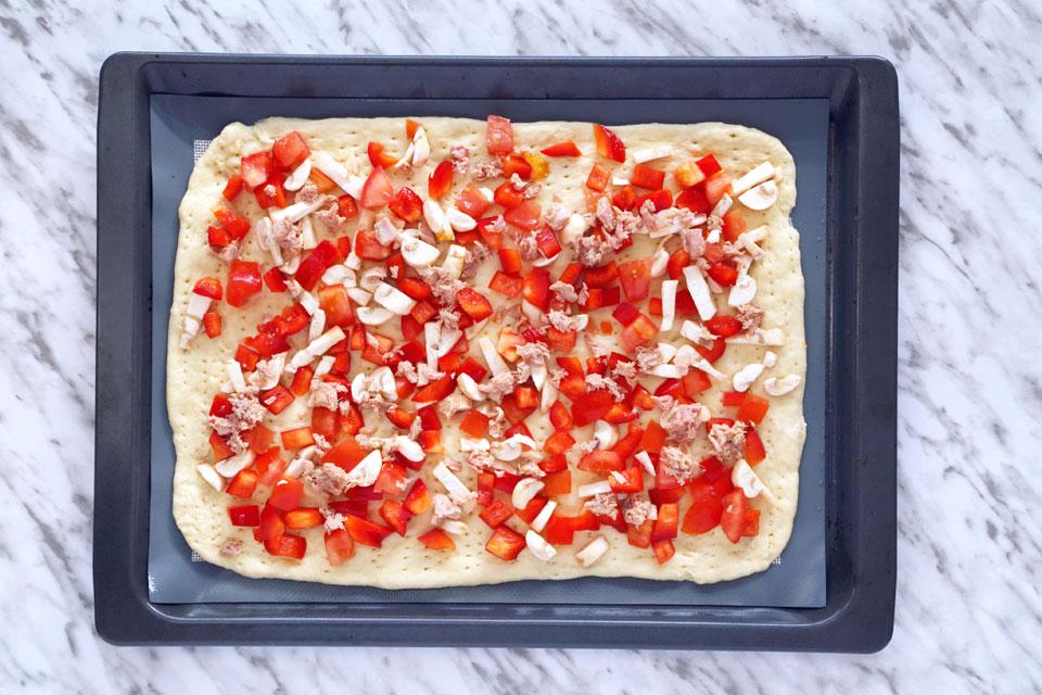 Coca de verduras y atún