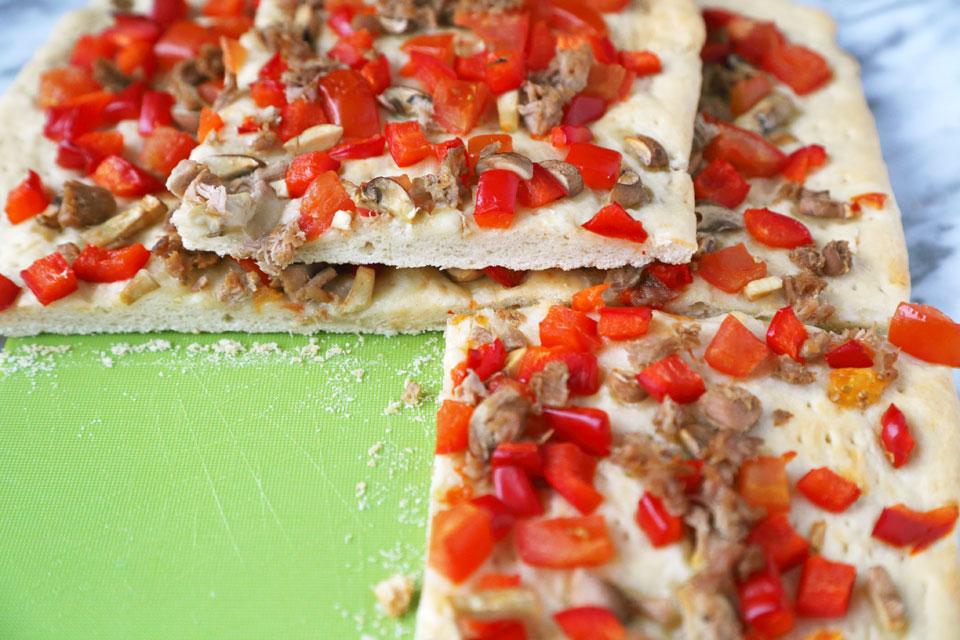 Coca de verduras y atún