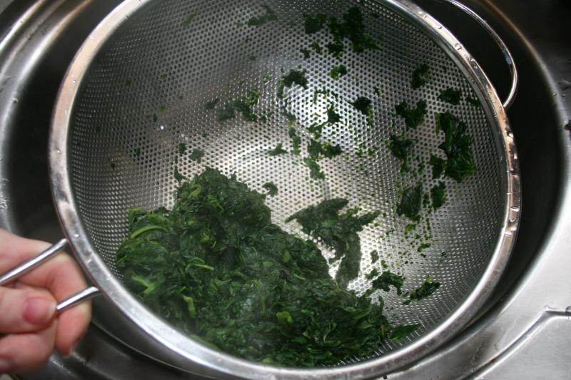 03. escurrir las espinacas del pastel espinacas en blog de fitness