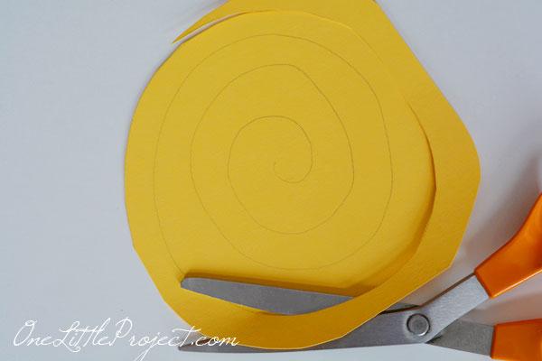 guirnalda de flores de papel enrolladas paso 2