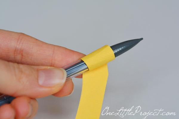 guirnalda de flores de papel enrolladas paso 1