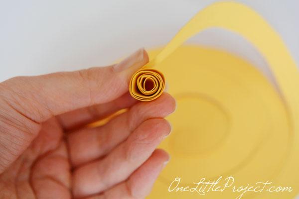 guirnalda de flores de papel enrolladas