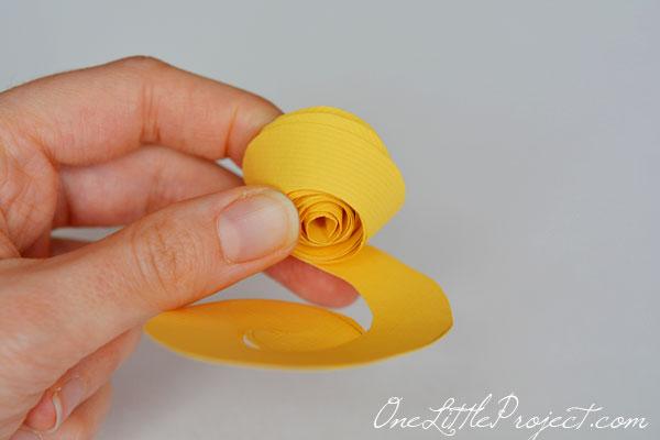 guirnalda de flores de papel enrolladas paso 4