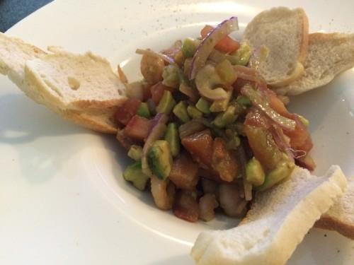 Ceviche de salmón, camarones y palta