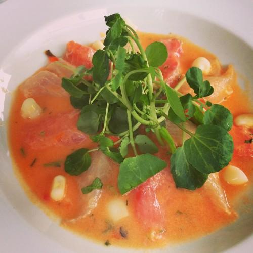 Tiradito con salmón y corvina con leche de tigre y ají amarillo