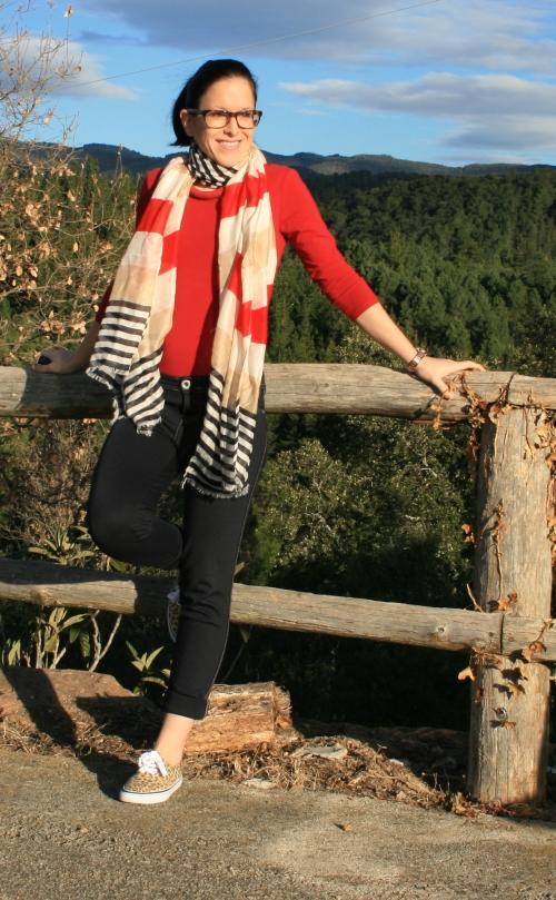 01. Blog de moda con outfit navy sonriendo