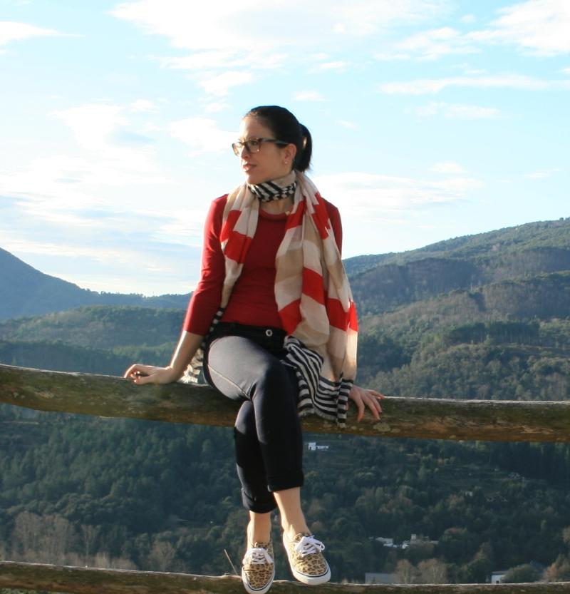 04. Sentada en outfit navy sport