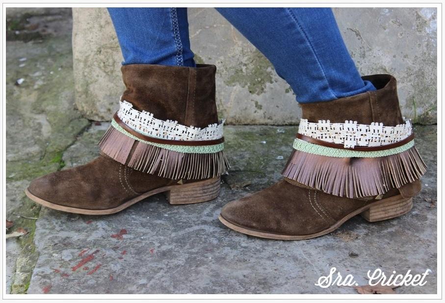 botas con adornos de flechos