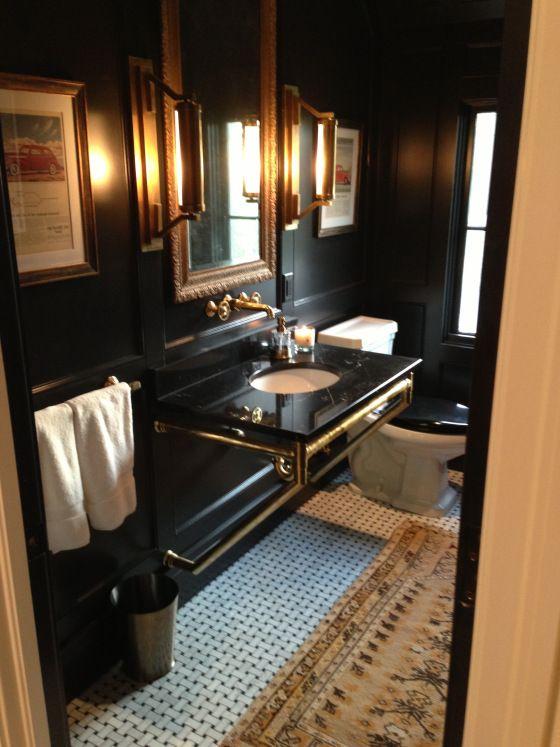 Baño en negro y dorado