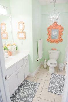 Baño en mint, gris y coral