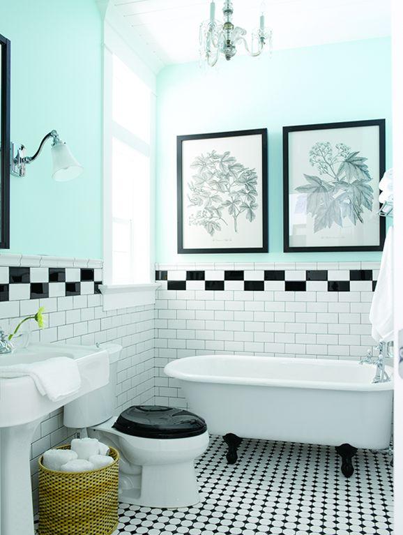 Baño en mint, blanco y negro