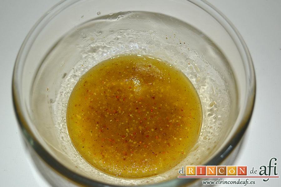 Ensalada de fresones crujientes, queso azul y aguacates, emulsionar bien y reservamos