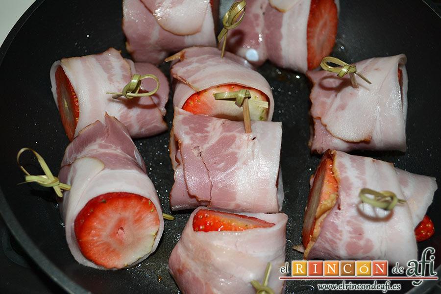 Ensalada de fresones crujientes, queso azul y aguacates, dorar en una sartén a fuego medio