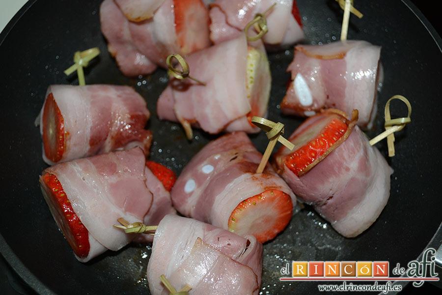 Ensalada de fresones crujientes, queso azul y aguacates, dorar hasta que el bacon esté crujiente