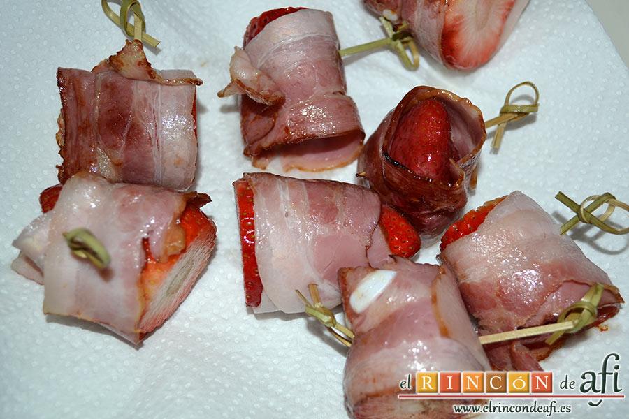 Ensalada de fresones crujientes, queso azul y aguacates, poner en papel absorbente