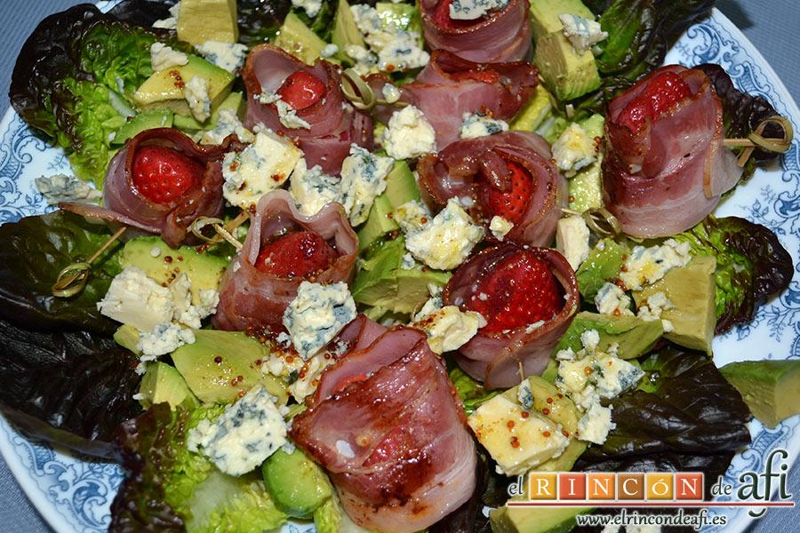 Ensalada de fresones crujientes, queso azul y aguacates, disponer los ingredientes sobre la lechuga
