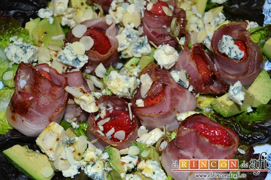 Ensalada de fresones crujientes, queso azul y aguacates, sugerencia de presentación