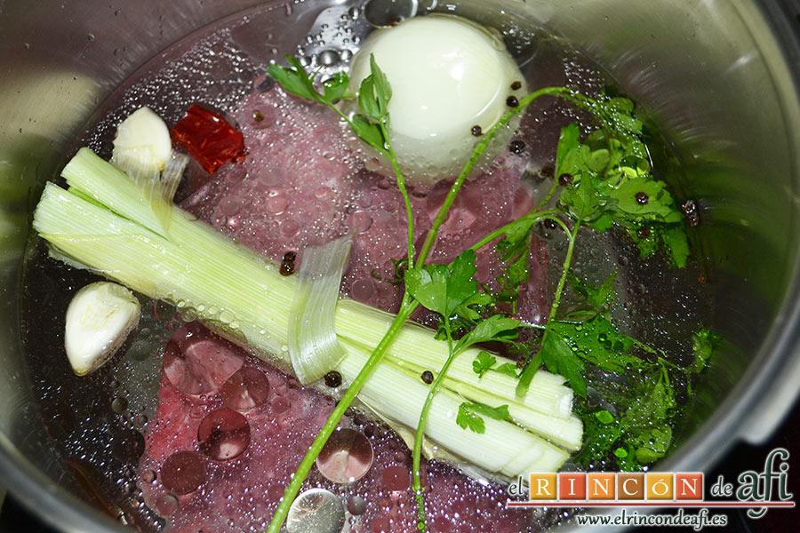 Frittata de morcillo y pimientos, lo cubrimos con agua