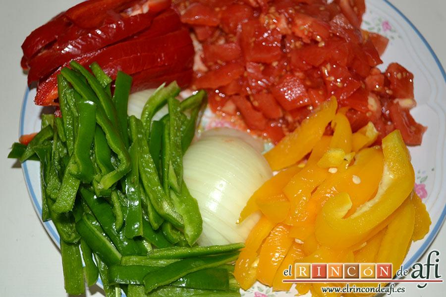 Frittata de morcillo y pimientos, cortar los pimientos en juliana y los tomates en cuadritos