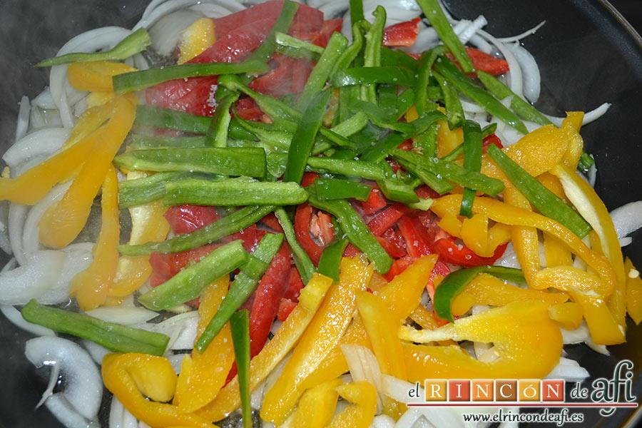 Frittata de morcillo y pimientos, añadimos los pimientos con un poco de sal